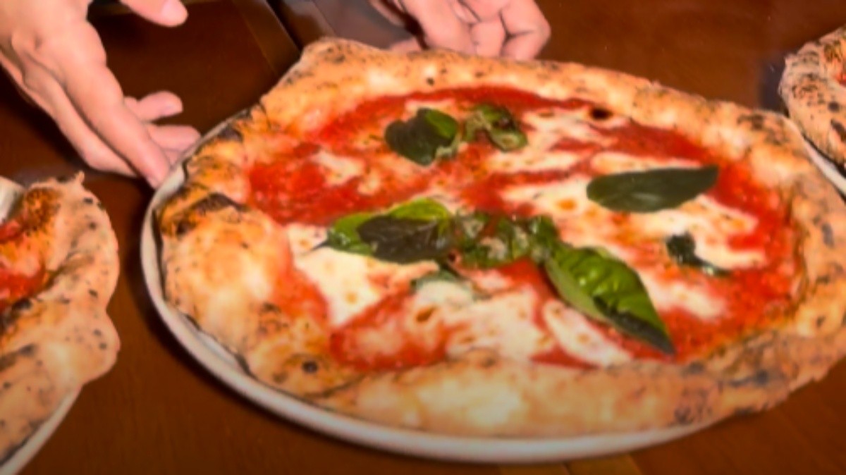 Chef de pizzaria do Rio eleita uma das melhores do mundo revela curiosidades: 'O certo é comer pizza com a mão'