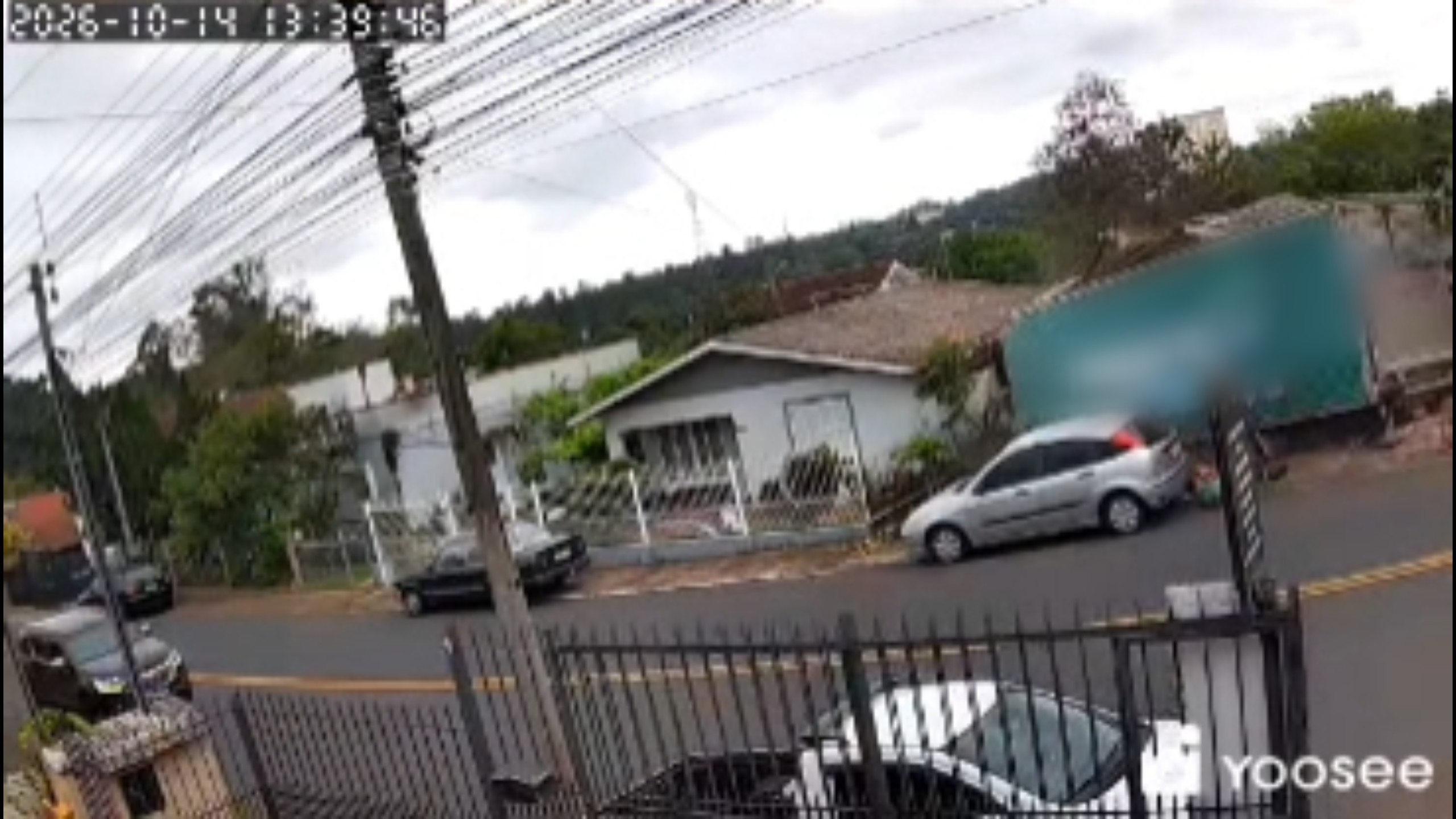 VÍDEO: Caminhão desgovernado invade casa e deixa dois feridos no RS