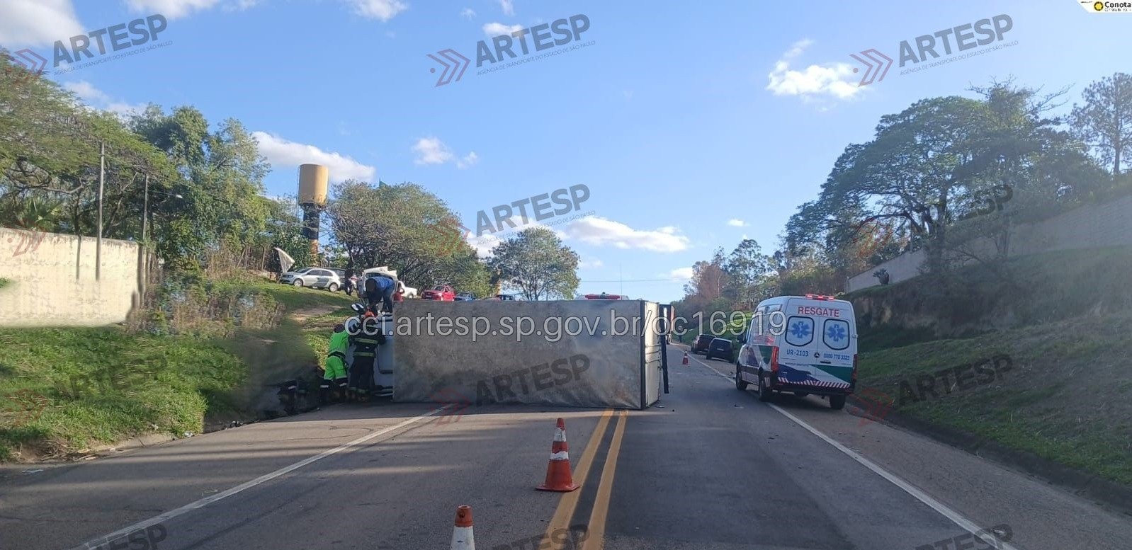 Acidente entre caminhão e carro deixa três feridos em Tietê