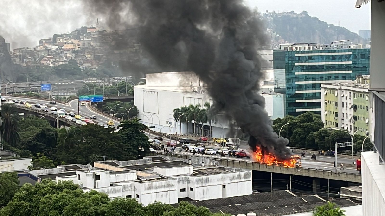 VÍDEO: Explosão interrompe entrevista de motorista sobre incêndio em ônibus no Elevado Paulo de Frontin