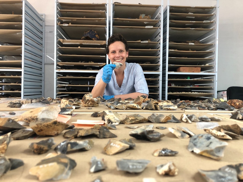 Arqueóloga Caroline Rutz mostra ferramentas e lascas de pedra encontradas em sítio arqueológico de Ipeúna — Foto: Divulgação/A Lasca