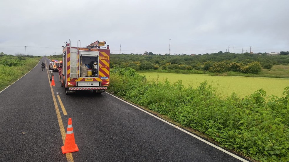 Carro caiu em a&ccedil;ude ao lado de estrada no Alto Oeste potiguar &mdash; Foto: Cedido