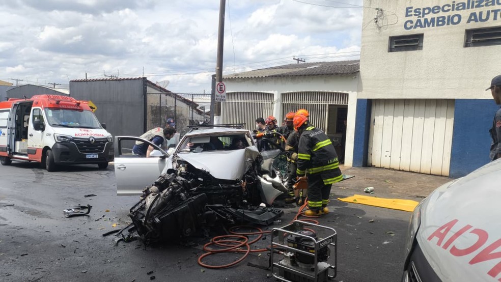 1 de 2
Um motorista morreu ap&oacute;s o carro que conduzia bater contra uma &aacute;rvore na Avenida Pedro de Toledo, na Zona Norte de Mar&iacute;lia (SP) &mdash; Foto: Corpo de Bombeiros/Divulga&ccedil;&atilde;o