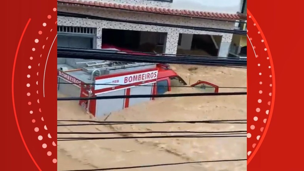 Caminhão do Corpo de Bombeiros é arrastado pela enxurrada em Mimoso do Sul, no Espírito Santo — Foto: Reprodução