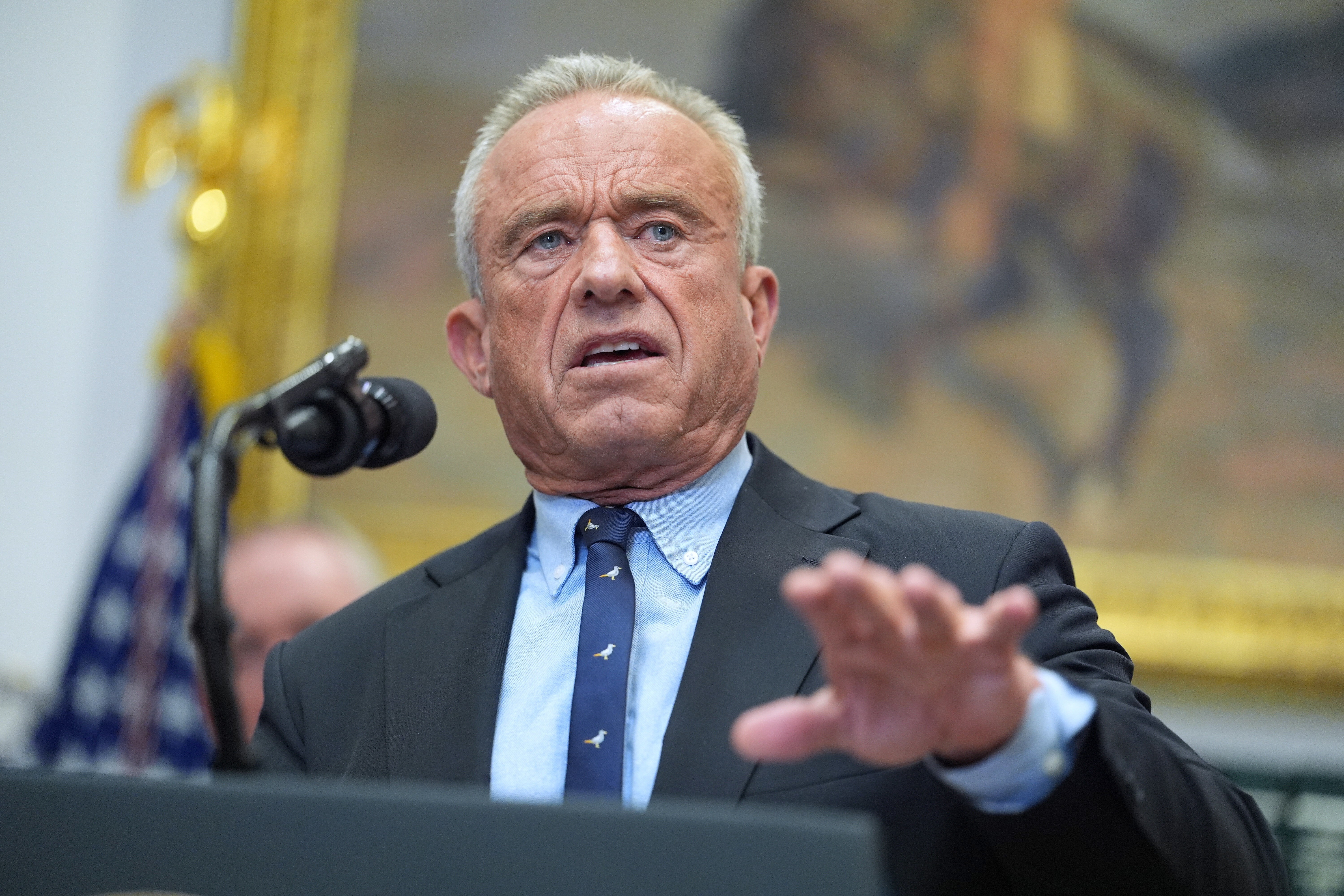 Secretário de saúde de Trump diz não ter medo de germes porque 'costumava cheirar cocaína em vasos sanitários'