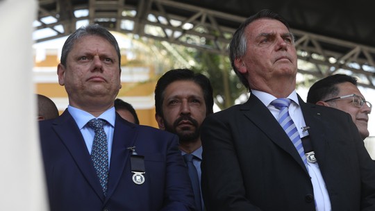 Bolsonaro recebe visita de Tarcísio em prisão domiciliar - Tarcísio entrou com pedido para visitar o ex-presidente na casa dele, em Brasília, onde Bolsonaro está preso. STF também autorizou visitas de outros aliados políticos.