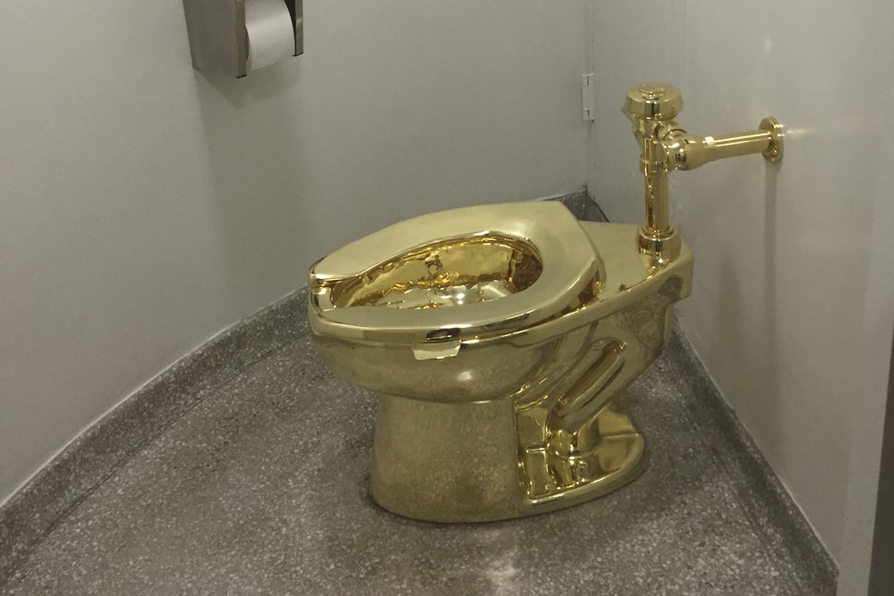 O vaso sanitário "America" feito em ouro 18 quilates e obra do artista Maurizio Cattelan, já havia sido exposto no museu Guggenheim, em Nova York — Foto: William Edwards/AFP