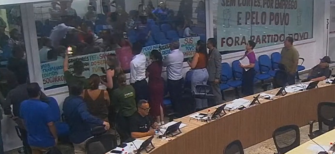 VÍDEO: Sessão da Câmara de Taubaté é suspensa após confusão com vereadores e manifestantes