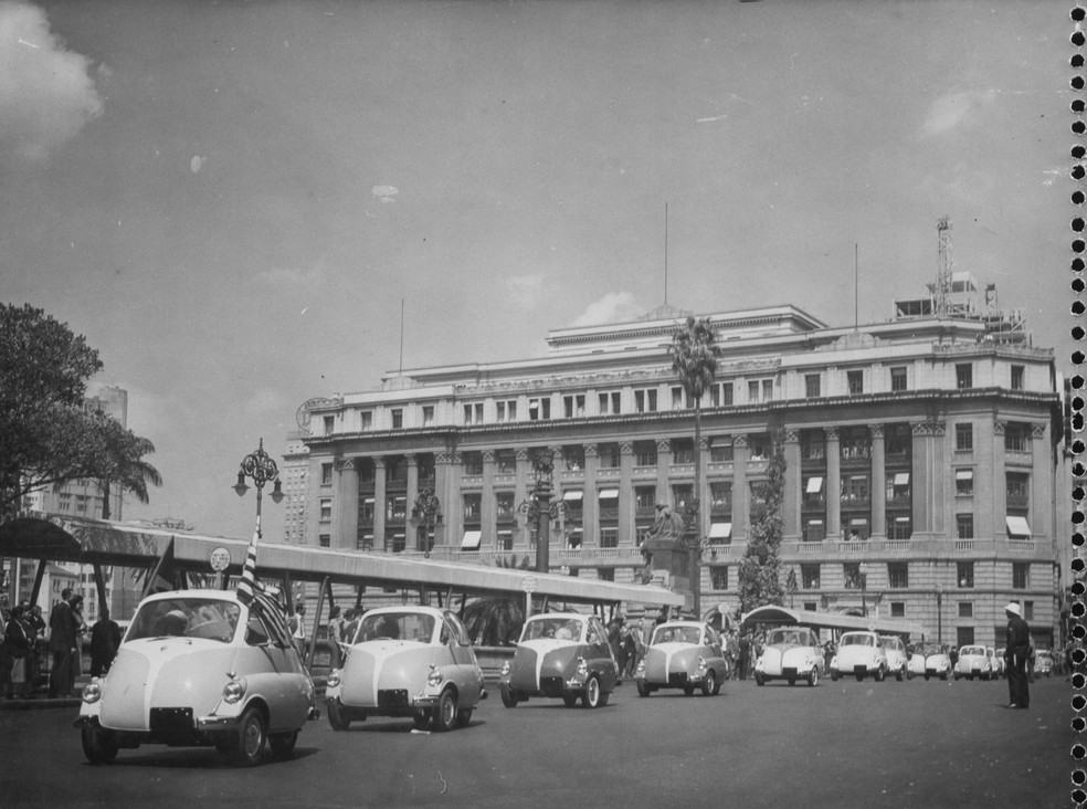 Caravana pela Rua Xavier de Toledo em São Paulo. O lançamento oficial do Romi-Isetta ocorre em São Paulo em 5 de setembro de 1956 — Foto: Fundação Romi