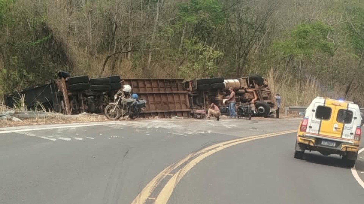 Caminhão com 90 bois tomba no Noroeste de MG e deixa motorista ferido