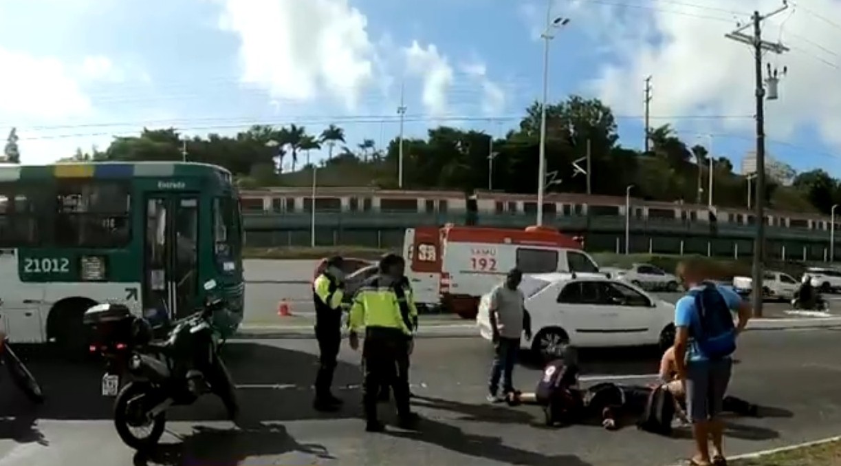 Funcionário do Samu fica ferido após cochilar e cair de garupa de motocicleta em avenida de Salvador