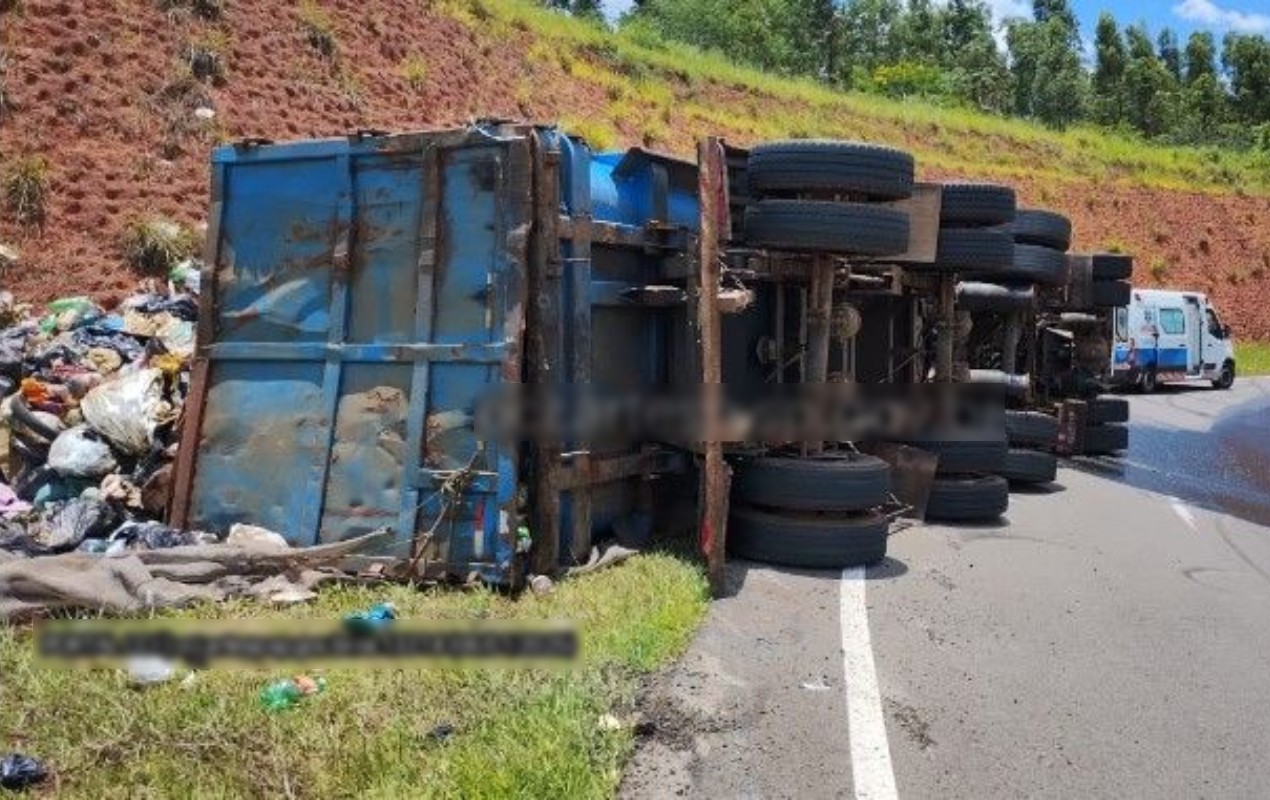 Caminhão de coleta de lixo tomba e bloqueia alça de acesso à SP-225 em Paulistânia