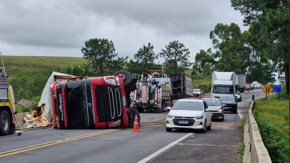 Transito começou a fluir por volta das 8h — Foto: Thais Ludescher/RPC
