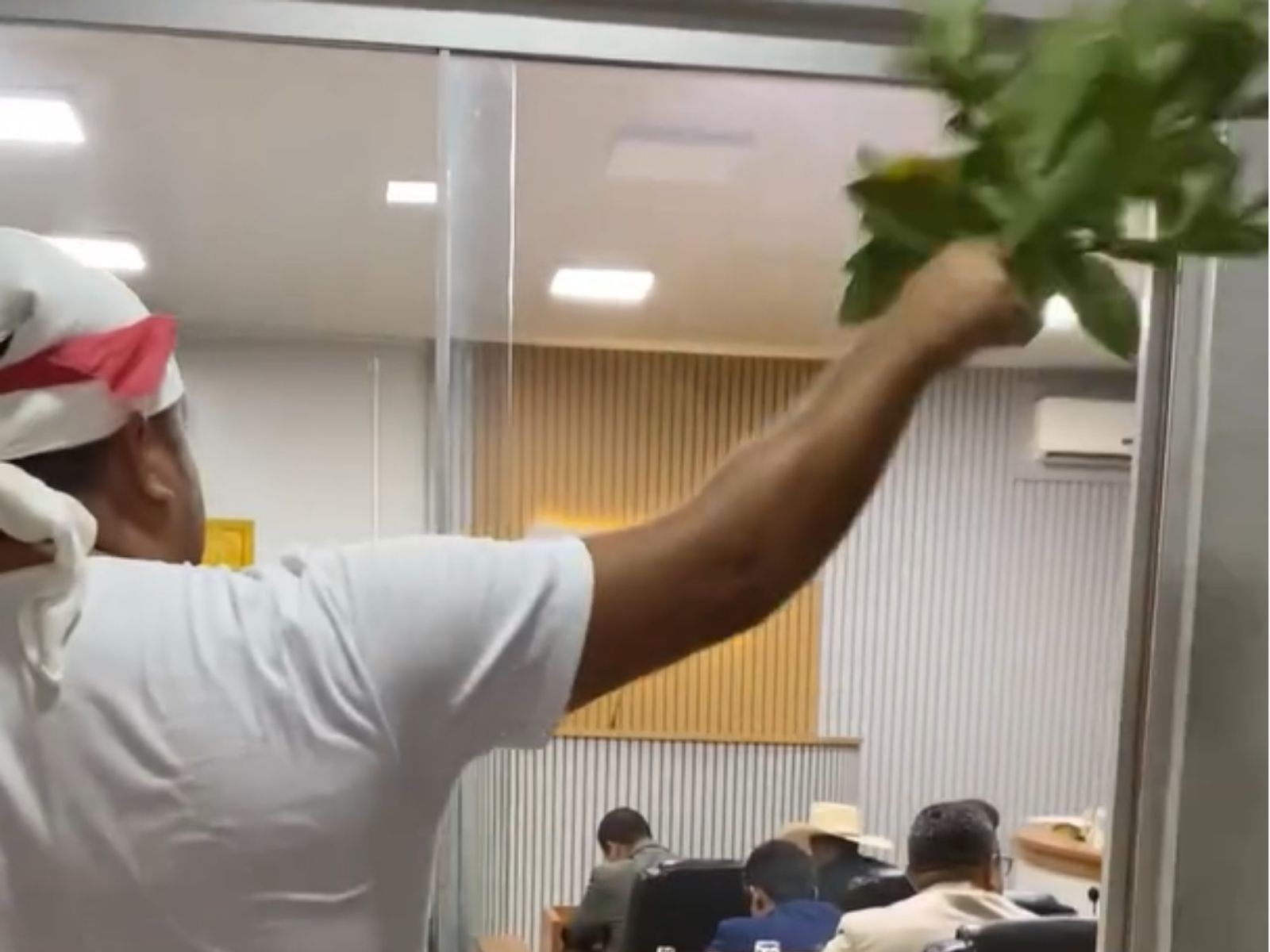 Com trajes de religião de matriz africana, influenciador grava vídeo 'benzendo' câmara no AC após briga; federação repudia ato
