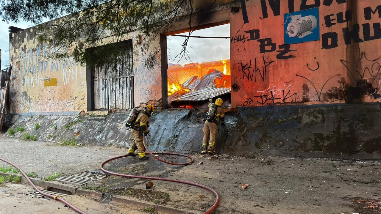 Incêndio de grandes proporções atinge galpão em BH
