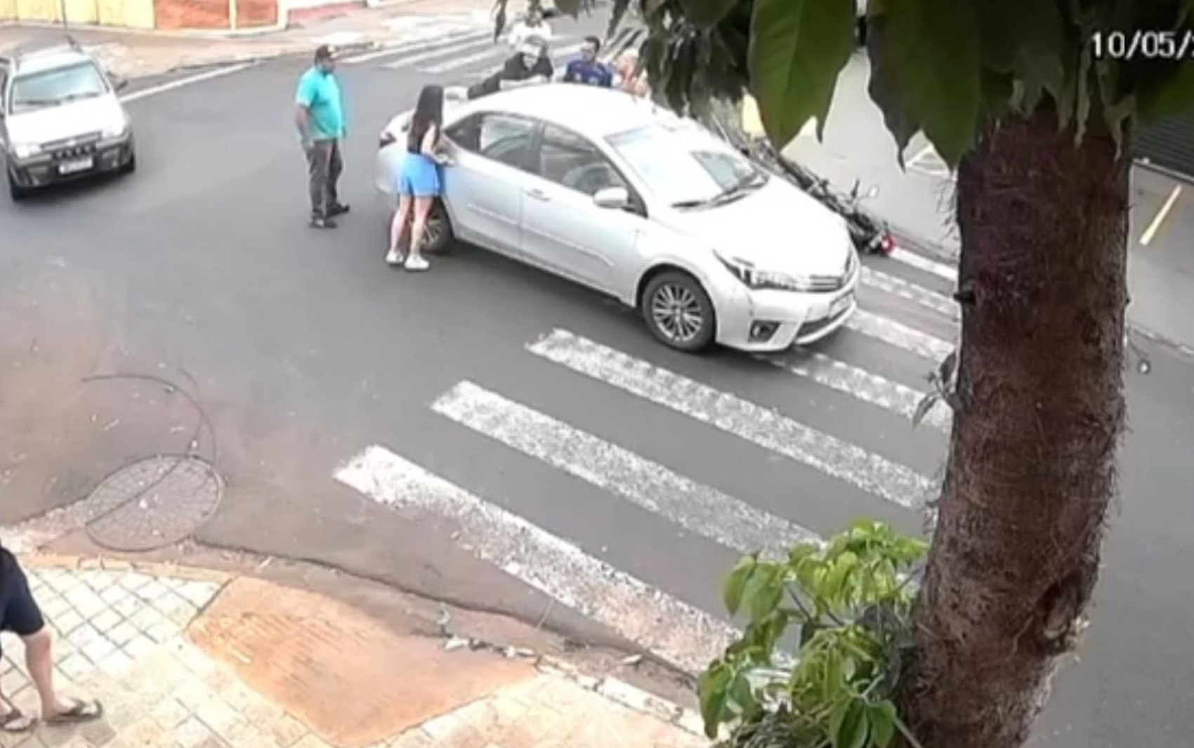Motociclista vai parar no porta-malas após ser atingido por carro em Ribeirão Preto, SP; VÍDEO