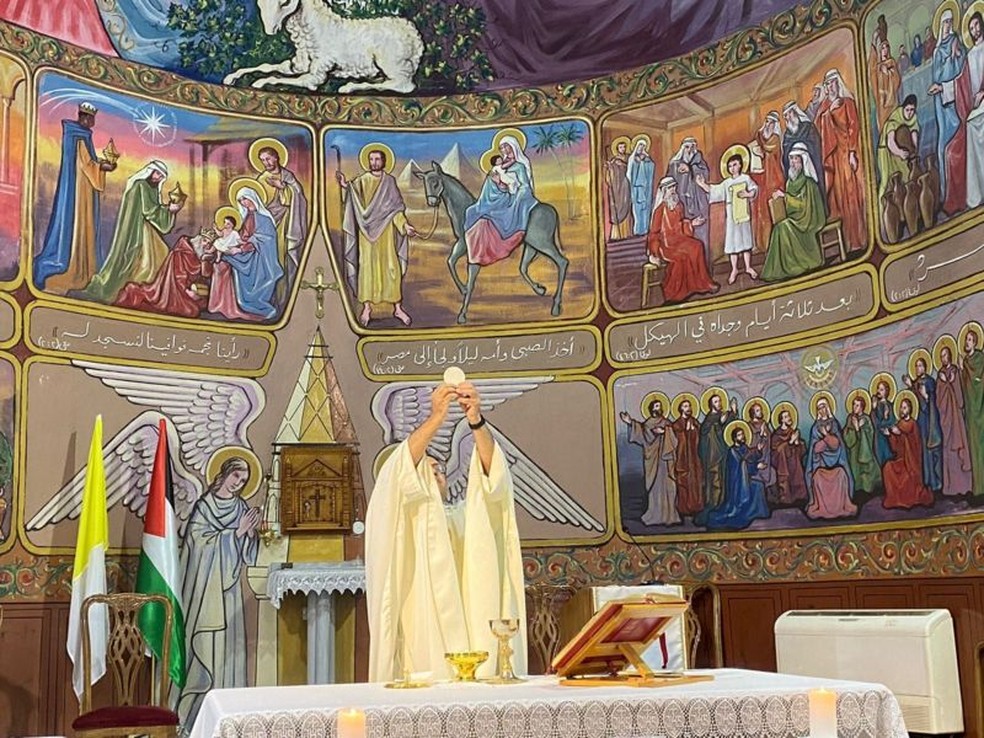 Altar da igreja tem imagens cristãs e textos em árabe — Foto: GABRIEL ROMANELLI via BBC