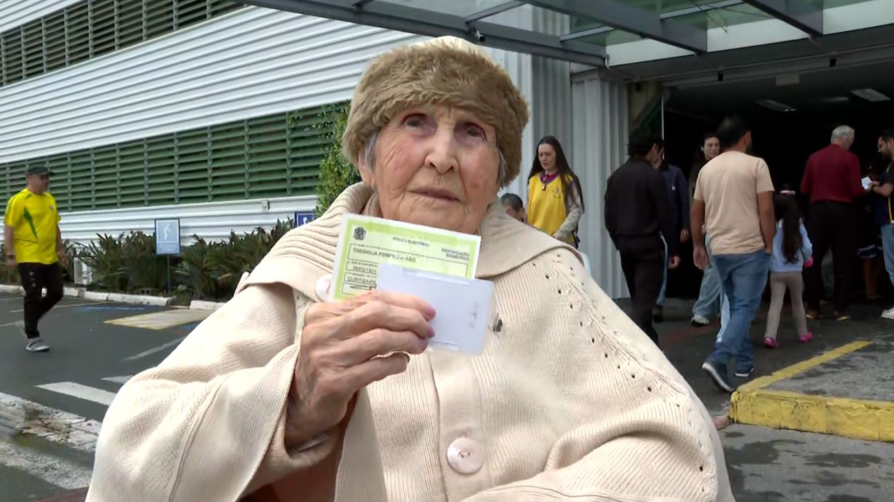 Aos 105 anos, eleitora vai às urnas no segundo turno no Paraná