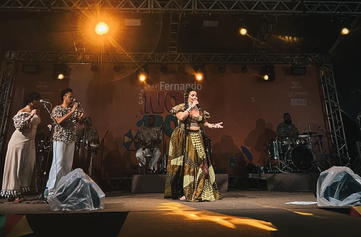 Depois de cantar no carnaval de Fernando de Noronha, Karynna Spinelli  faz música em homenagem à ilha