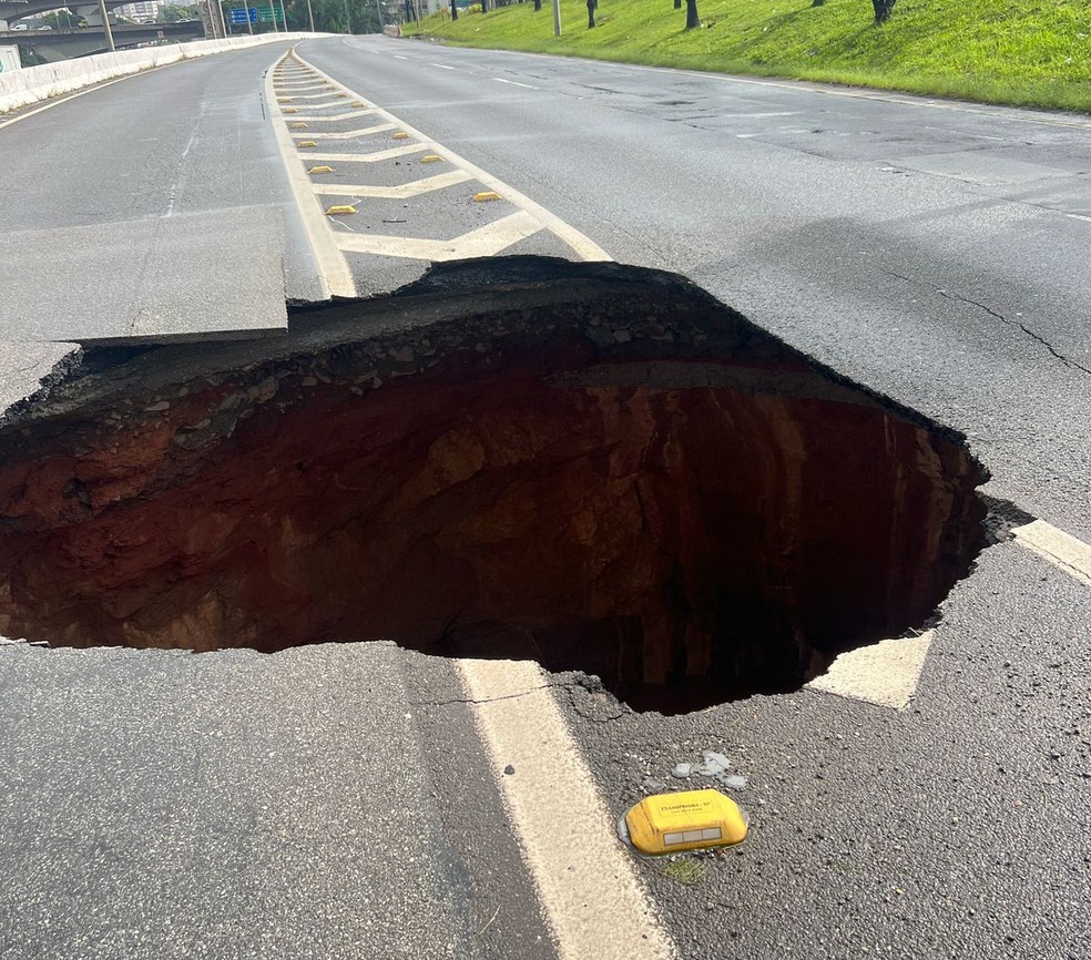 Cratera se abriu na Marginal Tietê em SP — Foto: Arquivo Pessoal