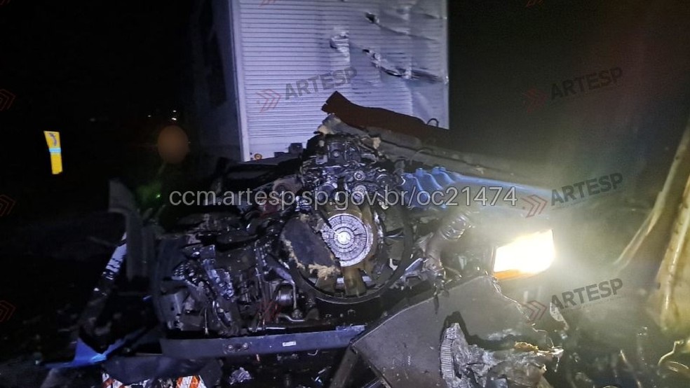 1 de 3
Duas carretas se envolveram em uma colis&atilde;o traseira no km 484 da SP-270 em Paragua&ccedil;u Paulista (SP), na madrugada desta sexta-feira (23) &mdash; Foto: Portal CCM &mdash; ARTESP (ccm.artesp.sp.gov.br)