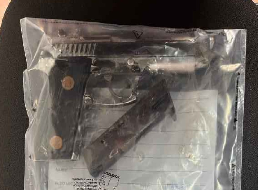 Suposta arma usada no crime foi apreendida em córrego — Foto: Reprodução