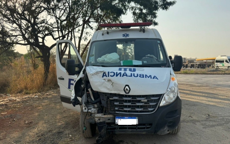 Idosa morre e duas mulheres ficam feridas após carro bater em ambulância no trevo de Arcos