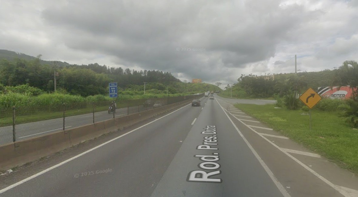 Dois morrem após carreta bater em moto na Dutra em Aparecida 