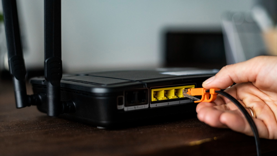 Tchau, internet discada: AOL vai desligar seus últimos modems ativos nos EUA - Serviço chegou a ter mais de 2 milhões de clientes em 2015, mas caiu para poucos milhares nos últimos anos. Empresa impulsionou o auge da internet nos Estados Unidos e em outros países.