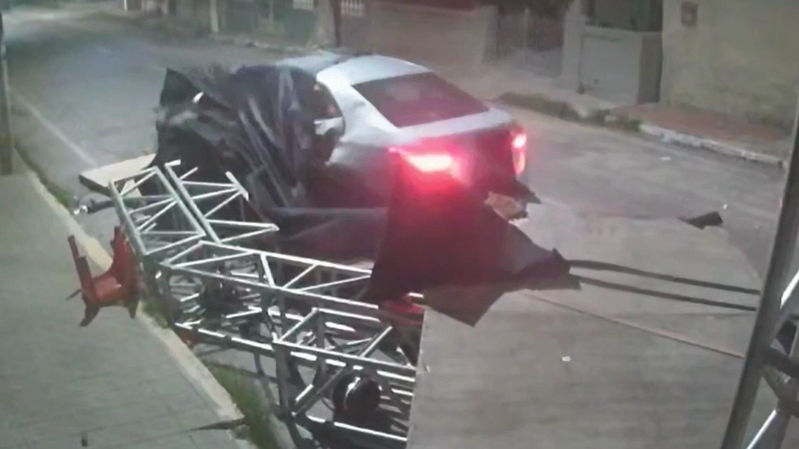 Vídeo: Motorista colide contra palco de Carnaval, atropela duas pessoas e foge, no Crato