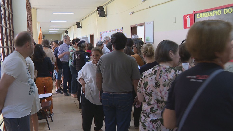 Na sede da Secretaria Municipal de Educao, em Belo Horizonte, eleitores encontraram filas para votao  Foto: Elton Lopes/TV Globo