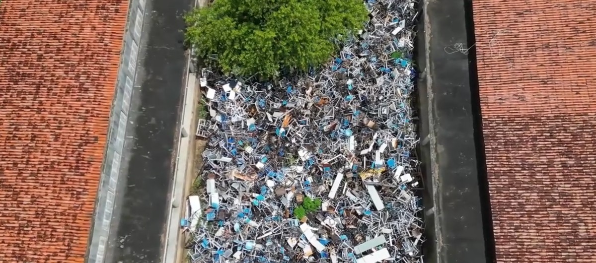Inspeção flagra carteiras entulhadas, mofo e rachaduras em escola abandonada em Maceió