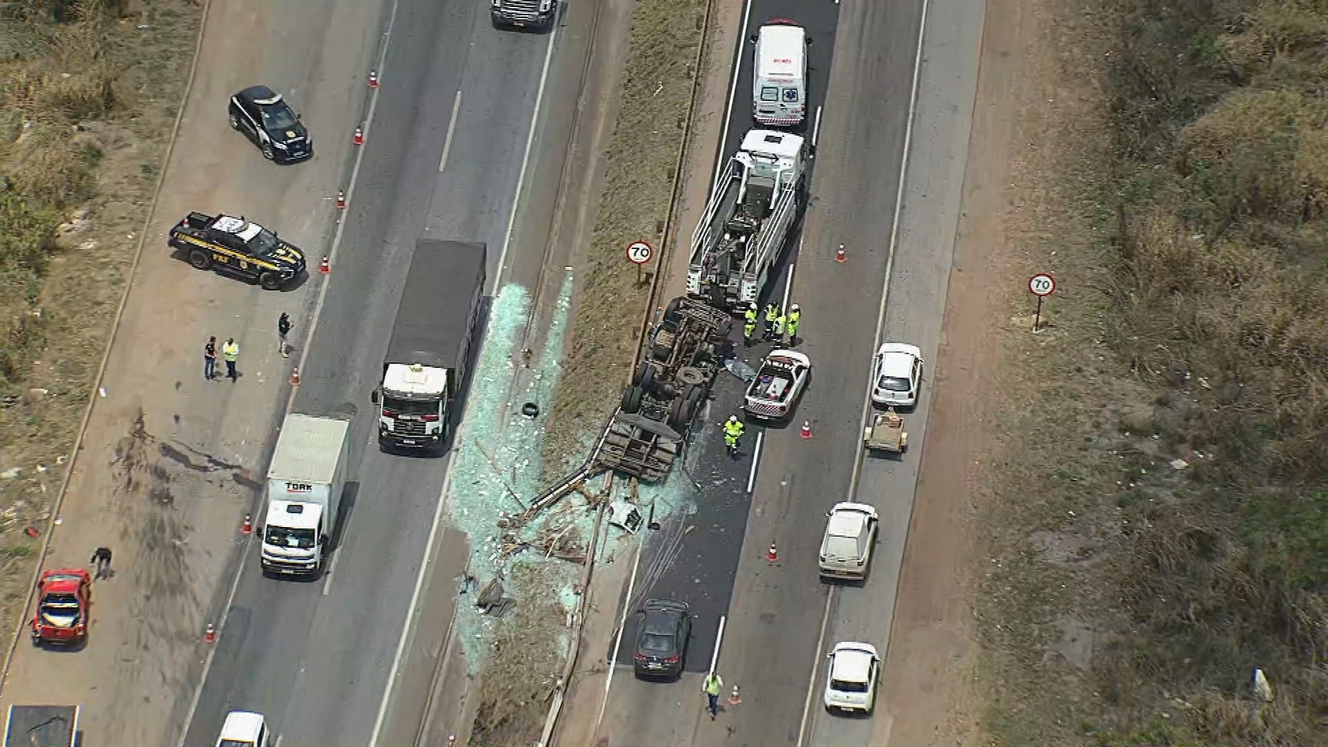 Carreta com chapas de vidro tomba na BR-040, e motorista morre 