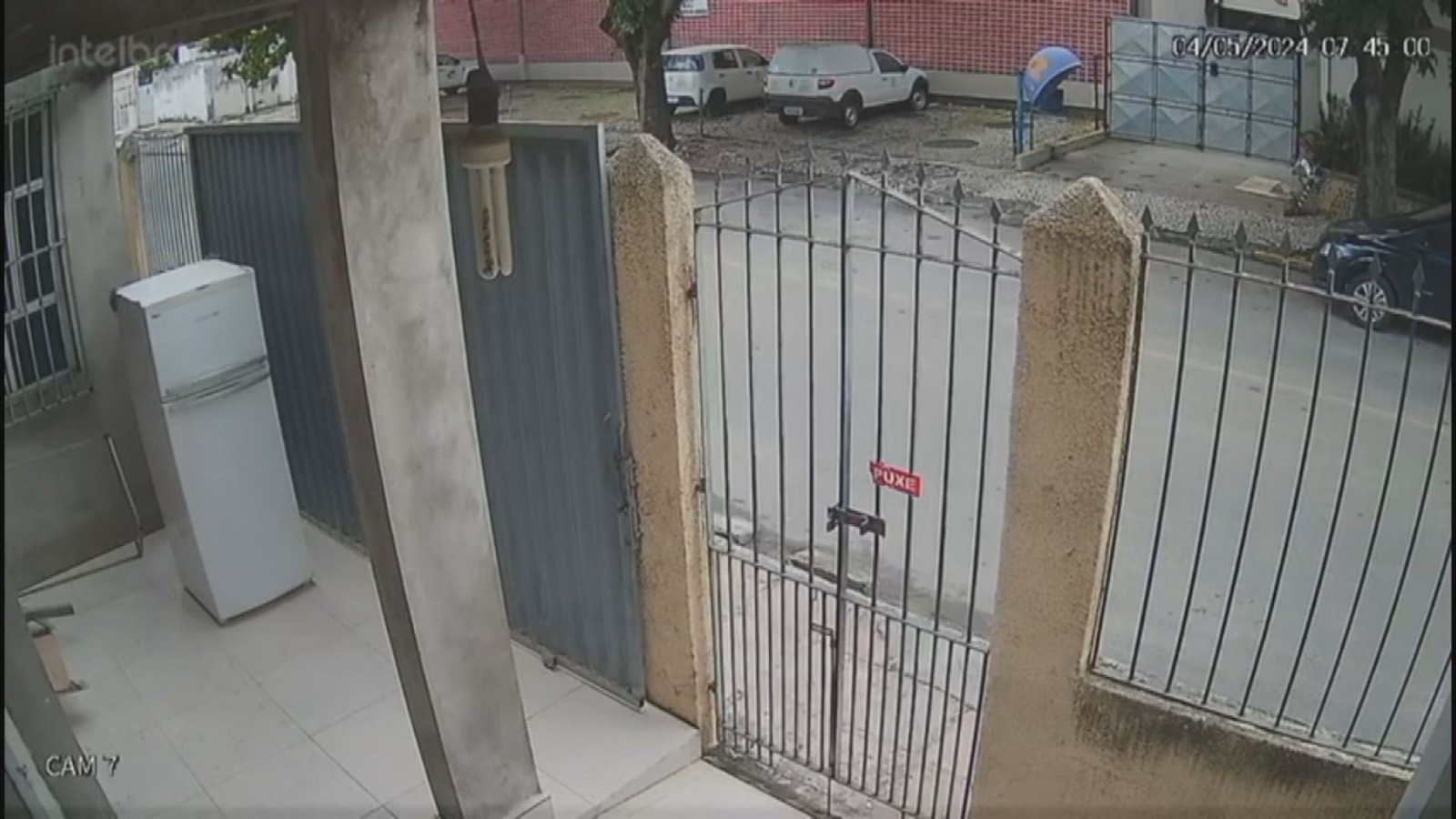 VÍDEO: homens arrombam portão e furtam geladeira de igreja evangélica no interior da Bahia