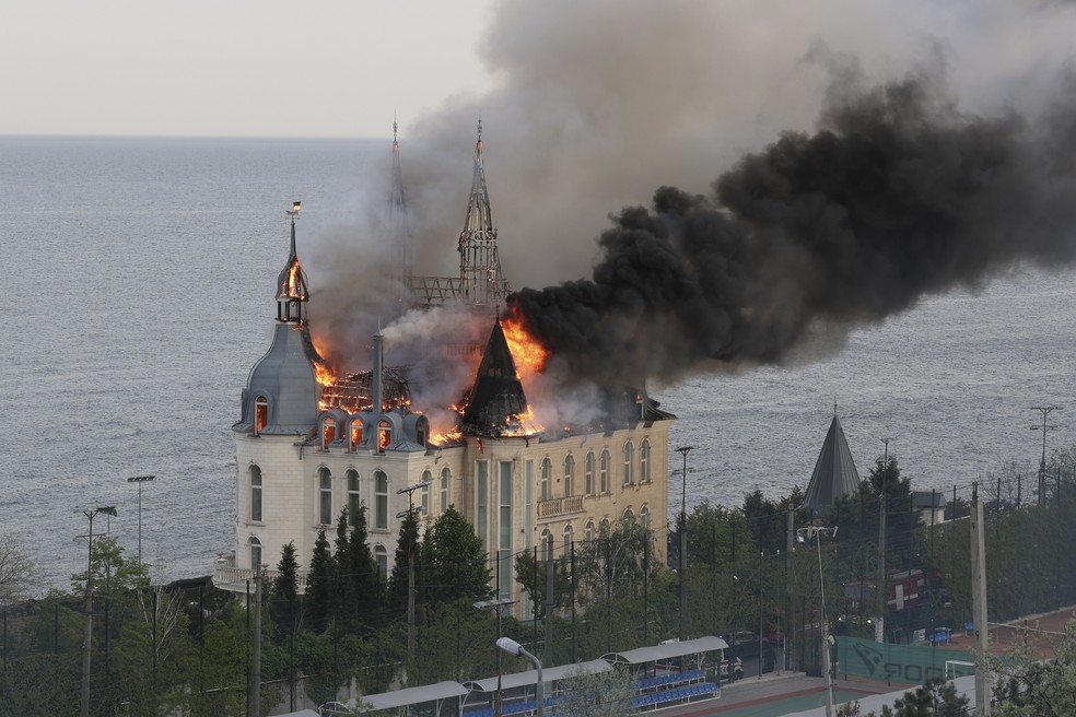 Prédio da Academia de Direito de Odessa, conhecido como 'Castelo do Harry Potter', é atingido por ataque russo na Ucrânia. — Foto: AP
