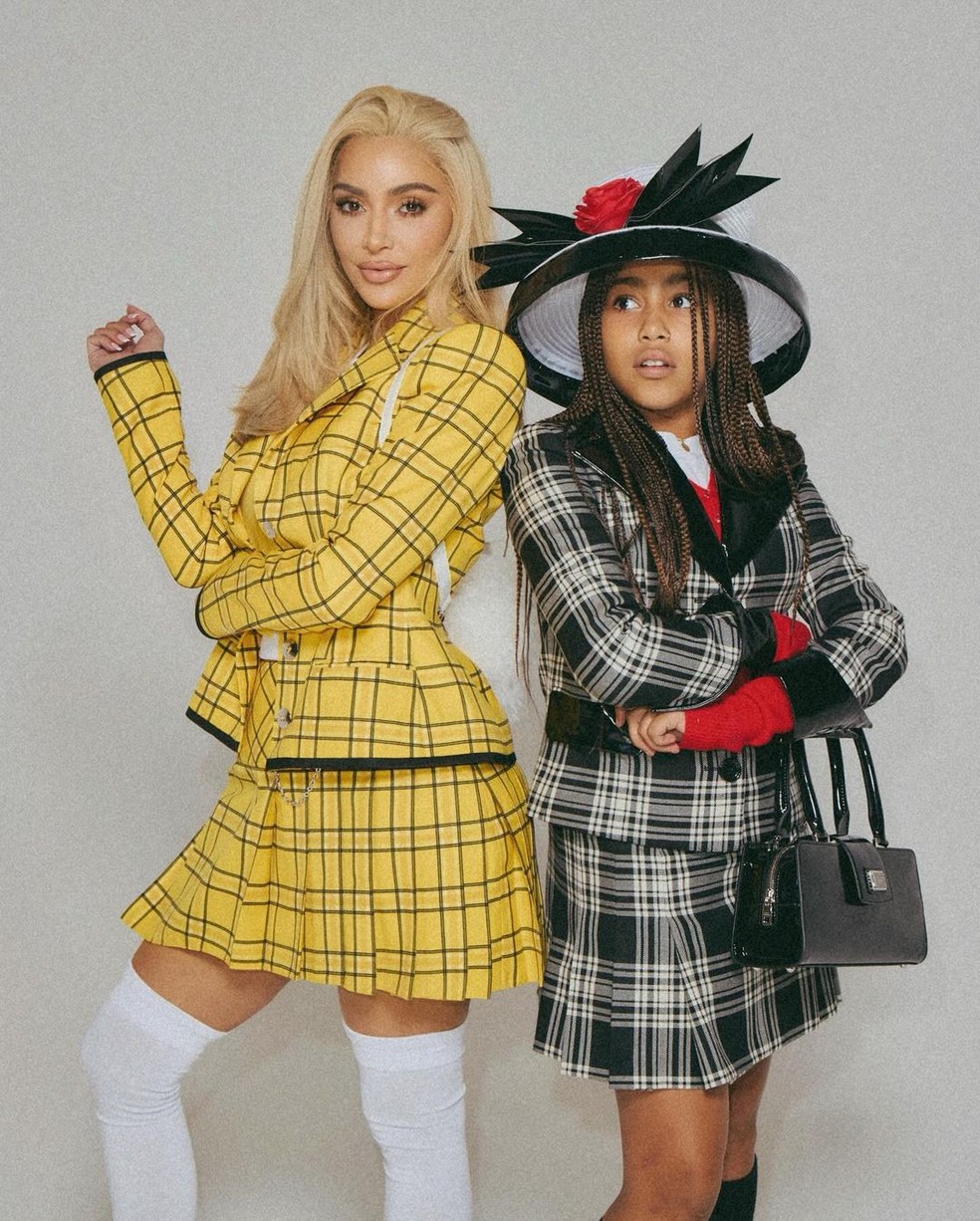 Kim Kardashian e North West se fantasiam de 'Patricinhas de Beverly Hills' para o Halloween 2023 — Foto: Reprodução/Instagram