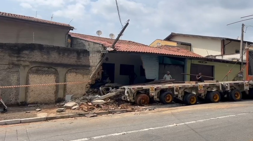 Carreta com carga perde freio em descida e colide com duas casas em Taubaté, SP