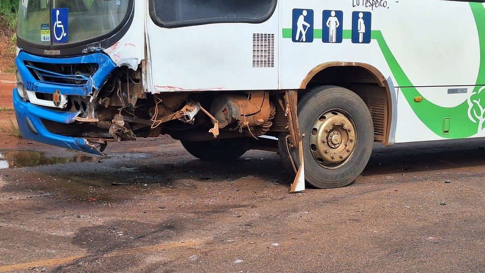 Ônibus do transporte coletivo ficou parciamente destruído após acidente — Foto: Carlos Gomes/TV Anhanguera