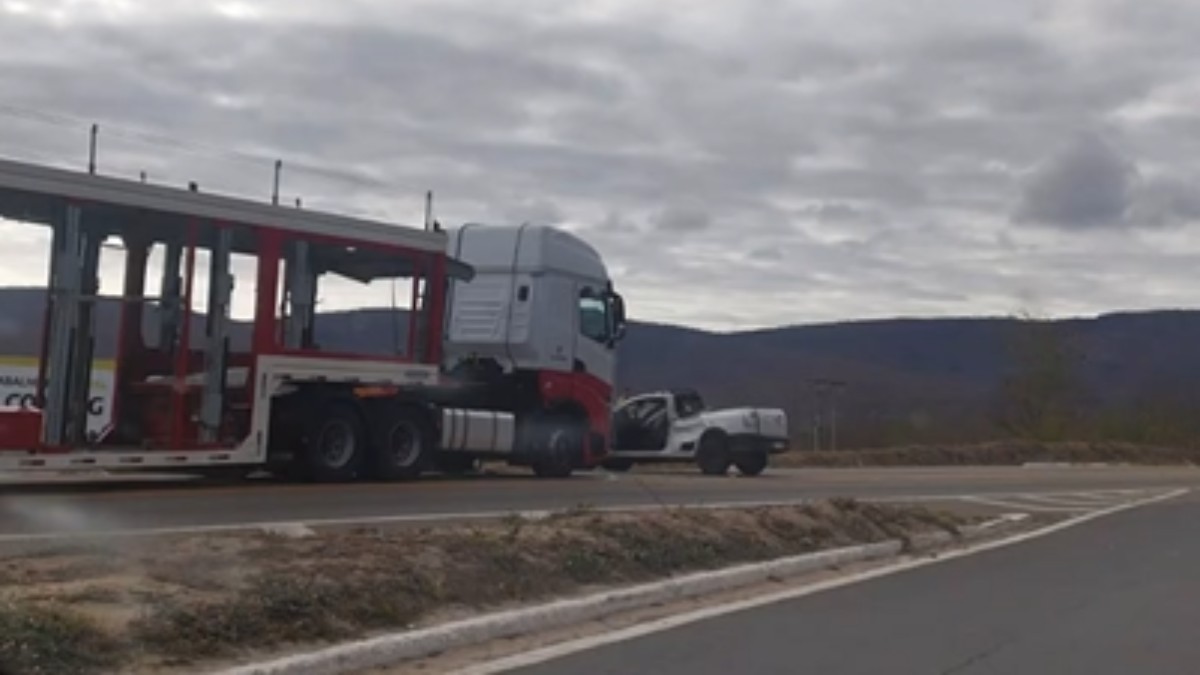 Acidente entre carreta cegonha e caminhonete da Copasa deixa uma pessoa morta na BR-116