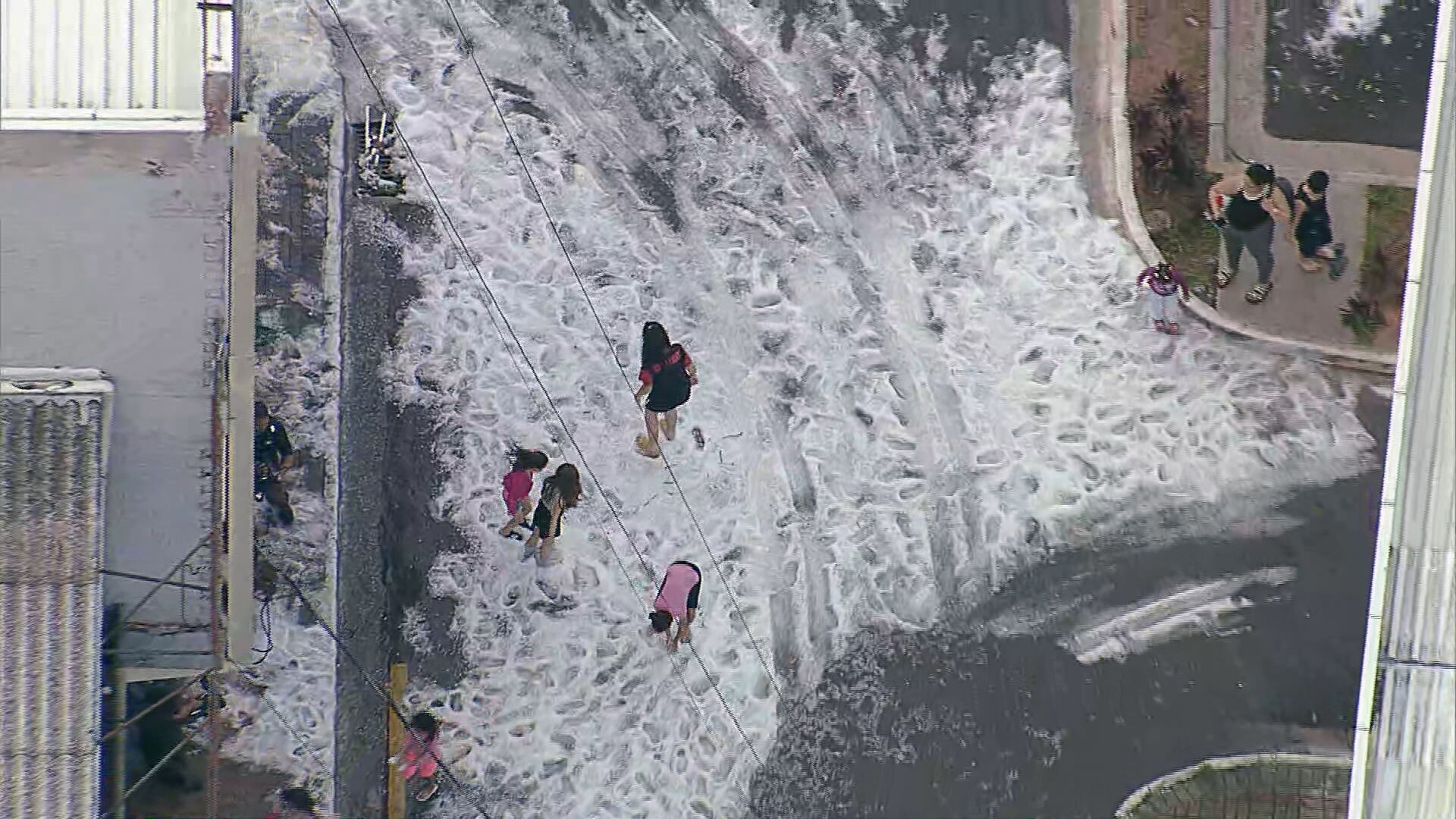 VÍDEO: granizo toma conta de ruas de Barueri, Grande SP, após forte chuva 