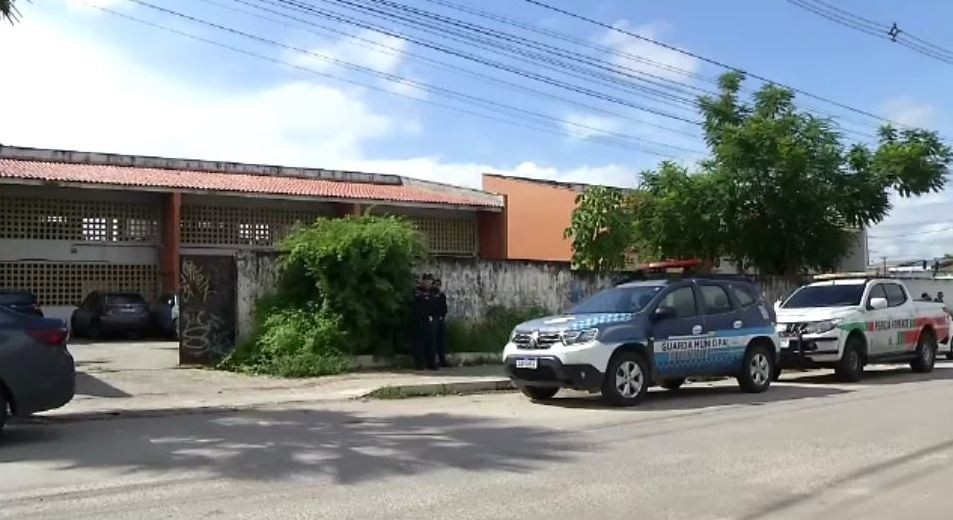 Adolescente é assassinado com tiro na cabeça após deixar irmã dentro de escola em Fortaleza