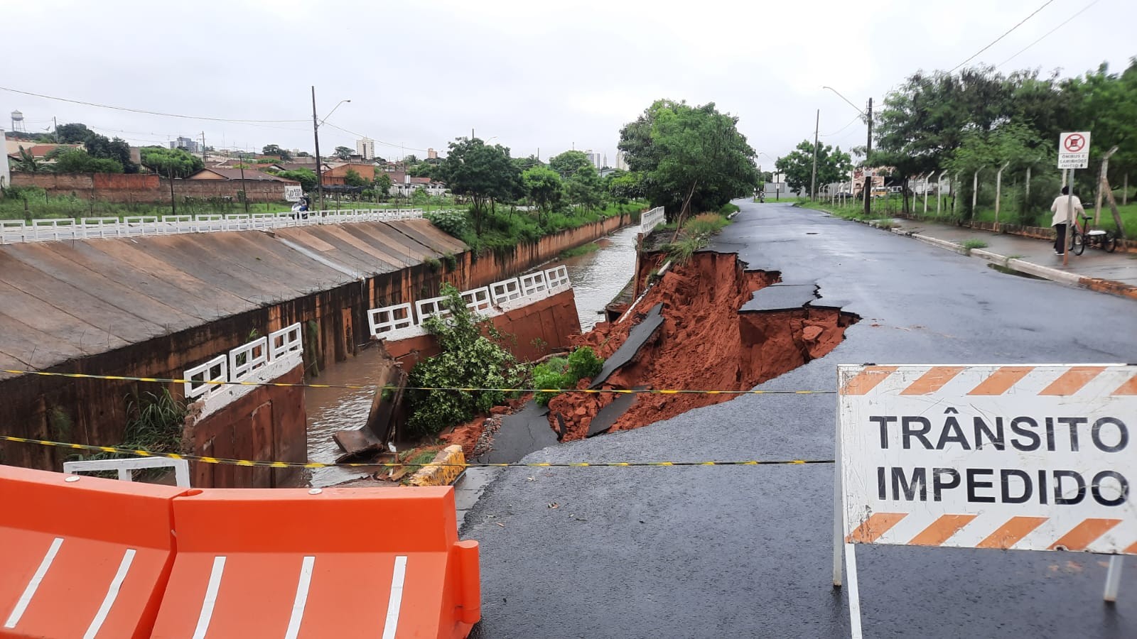 Parte de avenida ao lado de córrego desmorona durante chuva em Birigui