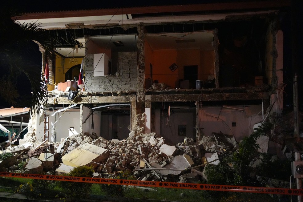 Prédio parcialmente desabado permanece de pé após um terremoto atingir Penonome — Foto: AP/Aris Mariota