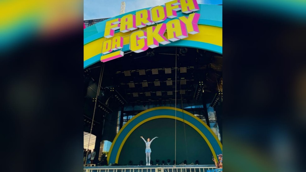 Influencar GKay no palco montado para a festa de 2023. — Foto: Divulgação