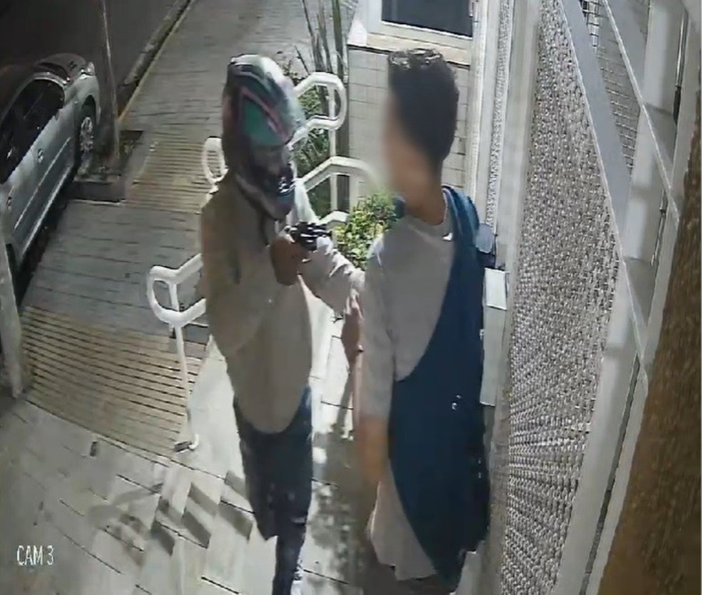 Adolescente é abordado por assaltante na Rua Diana, na Pompeia, Zona Oeste de SP, na noite desta quinta-feira (21). — Foto: Reprodução