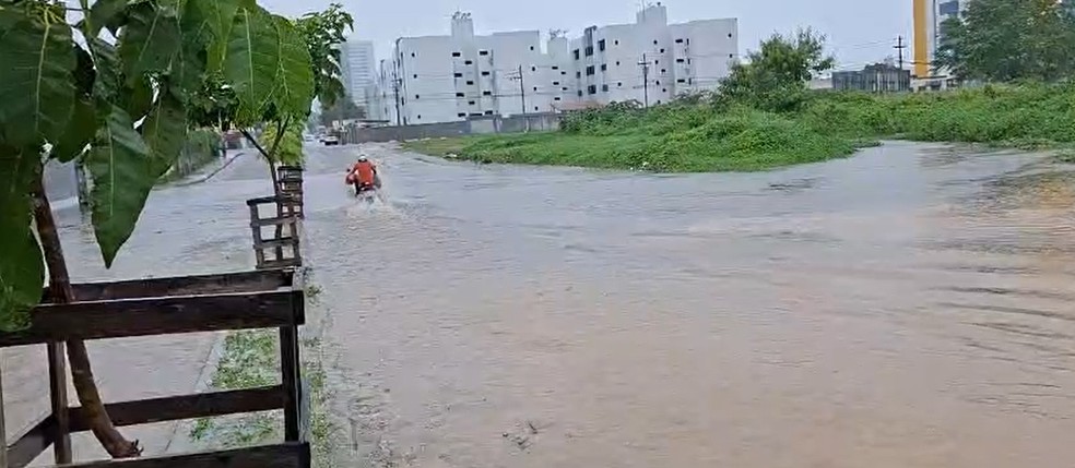 Fortes chuvas em Campina Grande geraram alagamento próximo ao Amigão'' — Foto: TV Cabo Branco
