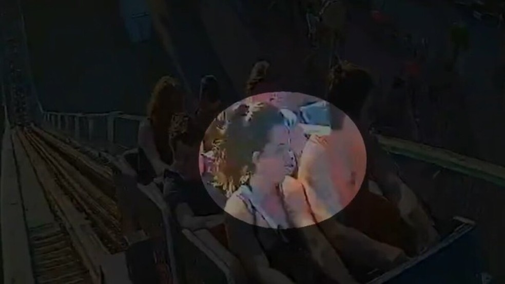 Imagens mostram &uacute;ltimos momentos de jovem antes de sair desacordada de montanha-russa do Hopi Hari &mdash; Foto: Reprodu&ccedil;&atilde;o/TV Globo