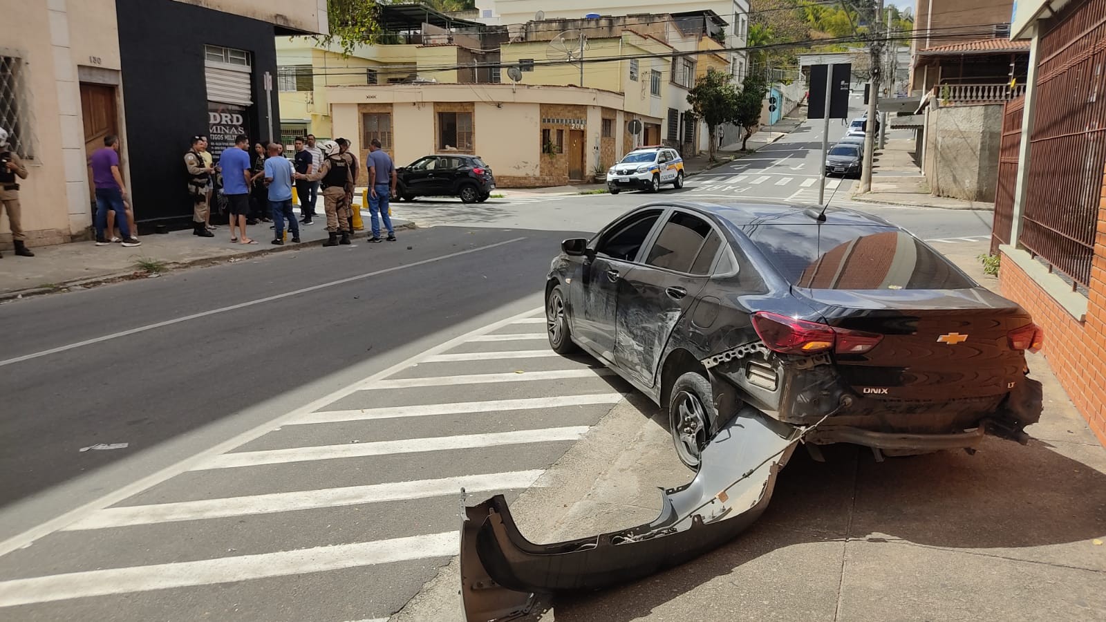 Carro conduzido por adolescente se envolve em acidente no Bairro Santa Terezinha, em Juiz de Fora