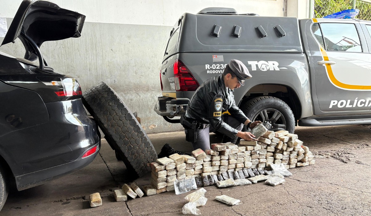 Motorista é preso com maconha e haxixe em pneu no porta-malas do carro em Santa Cruz do Rio Pardo