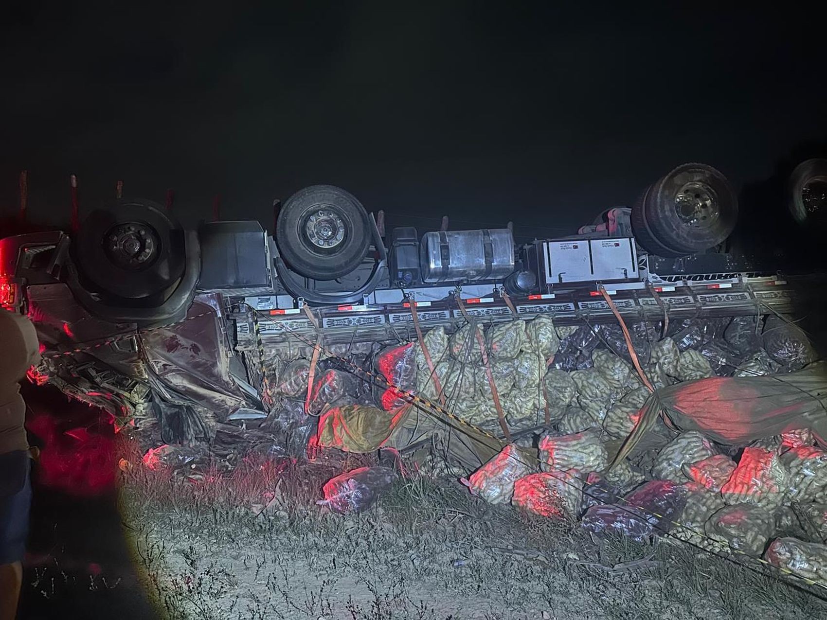 Homem morre e dois ficam feridos após caminhão carregado de batatas capotar na Rodovia SE-245